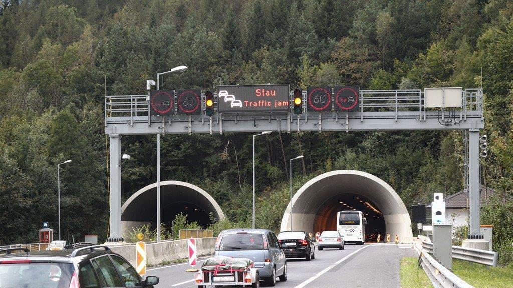 Stau beim Helbersbergtunnel