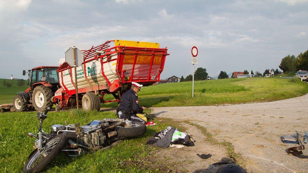 Motorradlenker von Traktoranhänger überrollt