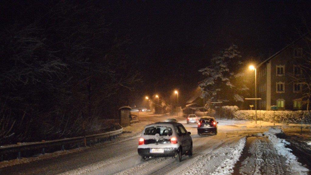 Schneefahrbahn auf den Straßen