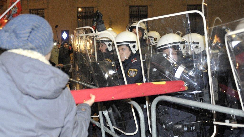 Ausschreitungen bei Demos gegen Akademikerball 2014