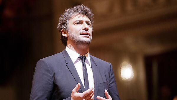 Jonas Kaufmann erfreut die Opernball-Besucher