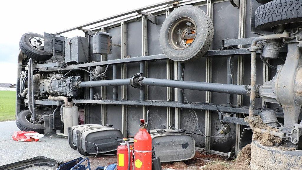 Niklas: Lkw kippt auf B156 um