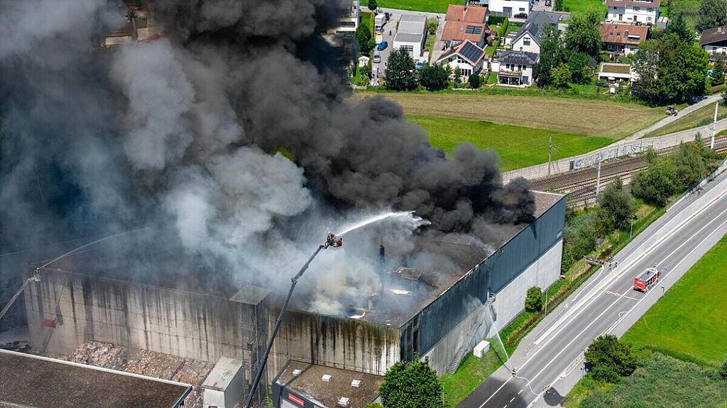 Feuer brach in Papierhalle aus
