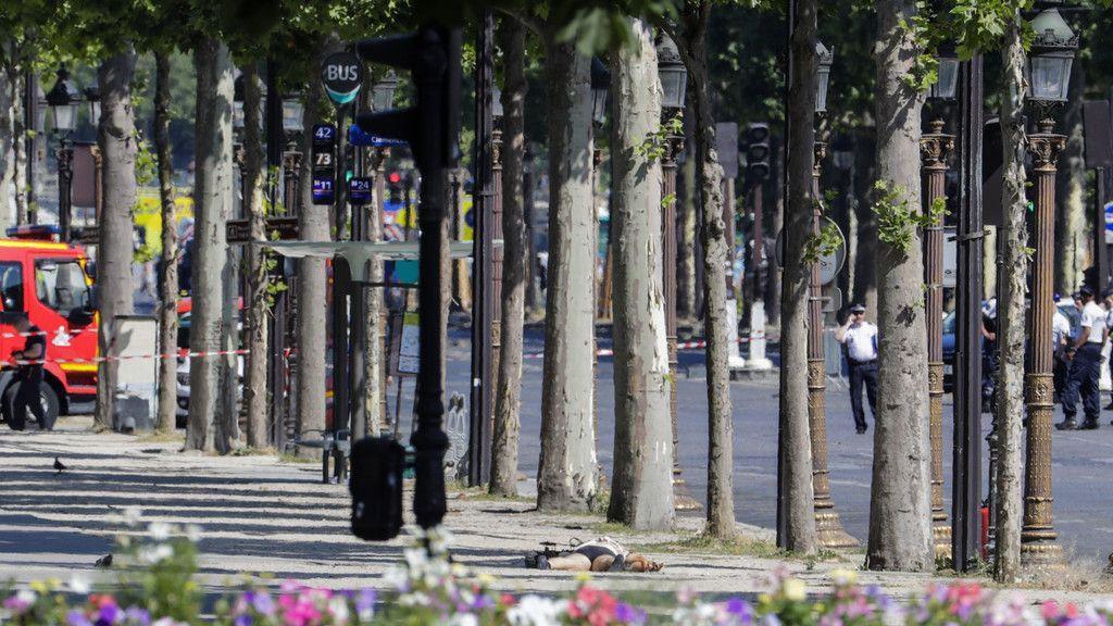 Polizeiwagen in Paris gerammt