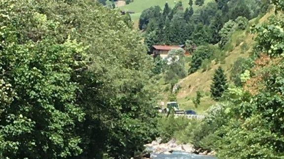 Saalbach: Fahrzeug stürzt in Saalach