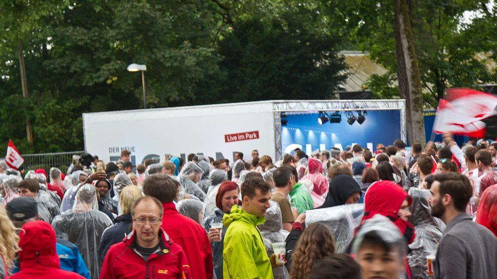 Volle Fan-Zone im Volksgarten