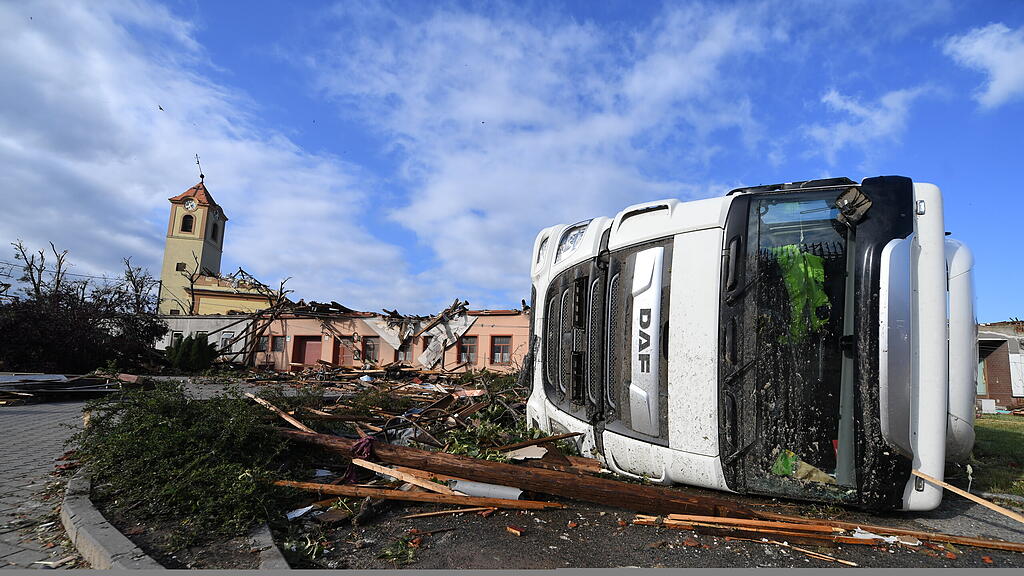 Sch\u00e4den nach Tornado in Tschechien
