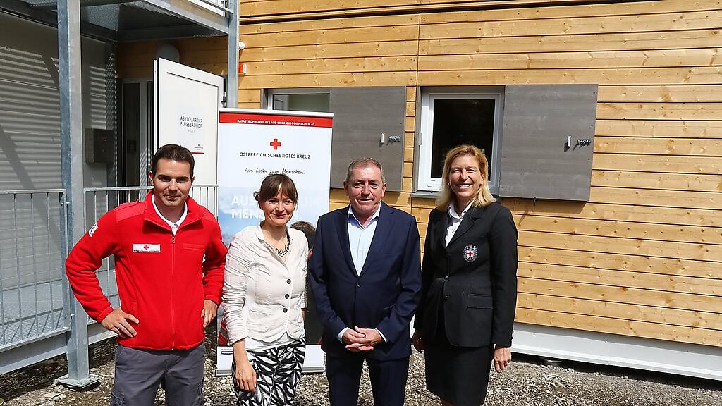 Landesrätin Martina Berthold (2.v.li.) und Bürgermeister Heinz Schaden (3. v.li.) beim Lokalaugenschein.