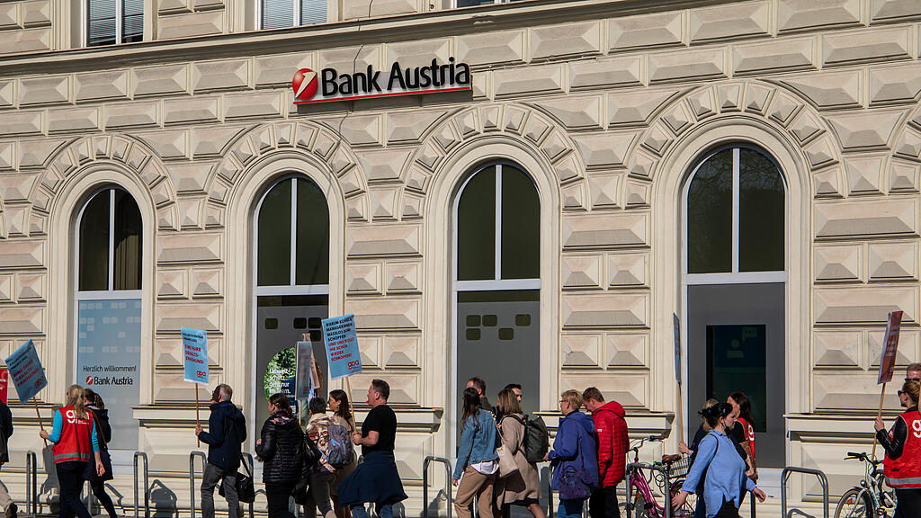 Protestkundgebung der Bankangestellten in Salzburg