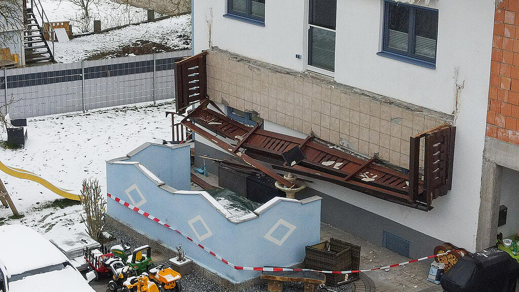 Ein Balkon in OÖ brach plötzlivh ab.