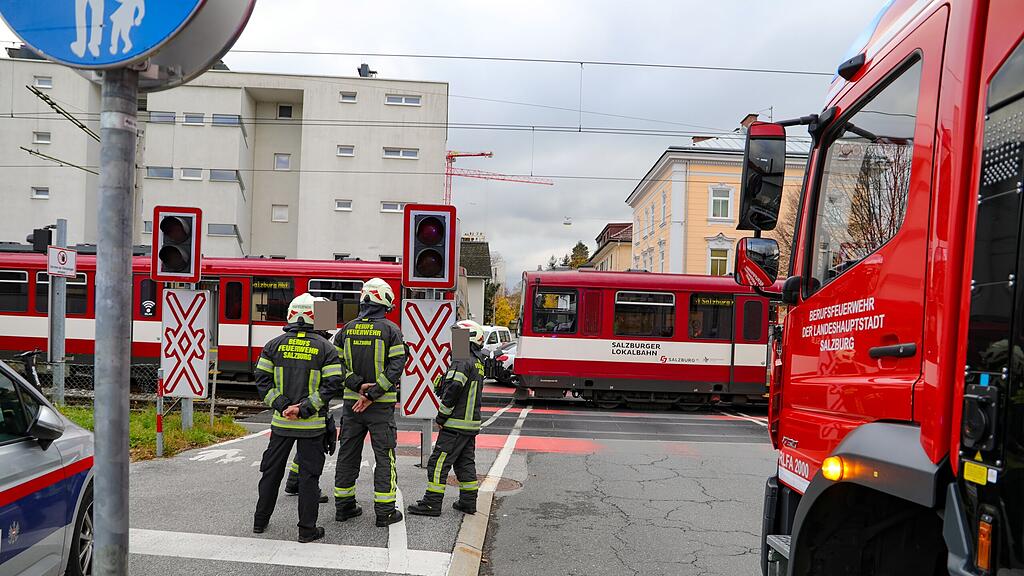 Lokalbahn und Pkw kollidieren in der Stadt Salzburg