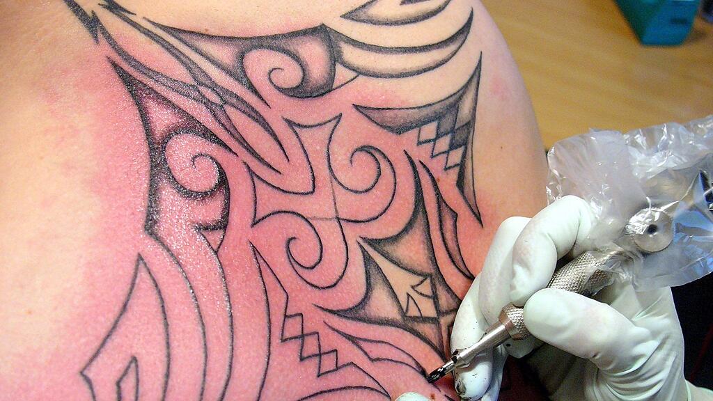 Tattoofarben enthalten nachweislich krebserregende Stoffe.