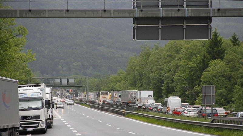 Sperre der A8: Stau