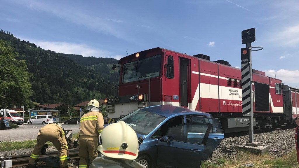 Pkw kollidiert mit Pinzgaubahn