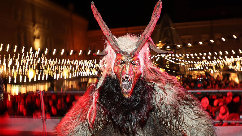 Schön- und Schiachperchten am Christkindlmarkt in Salzburg