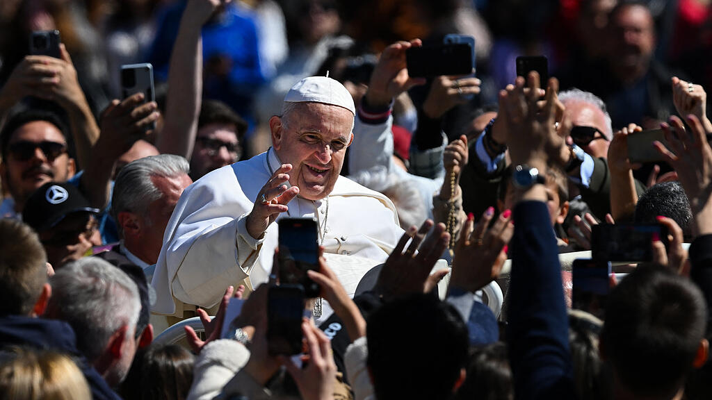 Papst erteilt Segen "Urbi et Orbi"