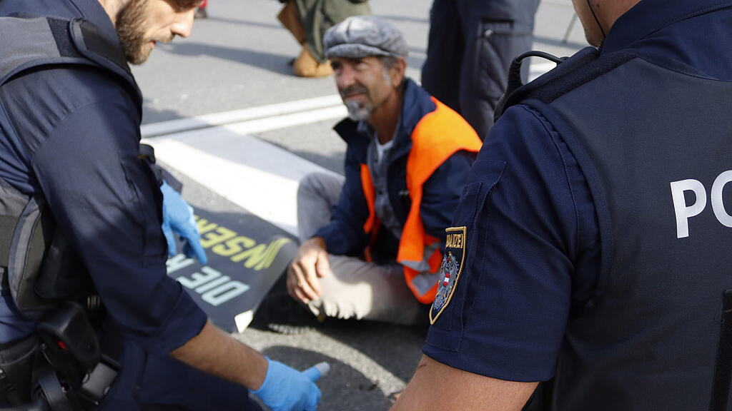 Polizei l\u00f6st Klebe-Aktion auf