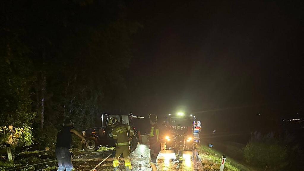 Baum blockiert Fuschler Straße in Thalgau