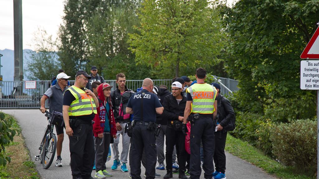 Flüchltinge zu Fuß von Salzburg nach Freilassing unterwegs
