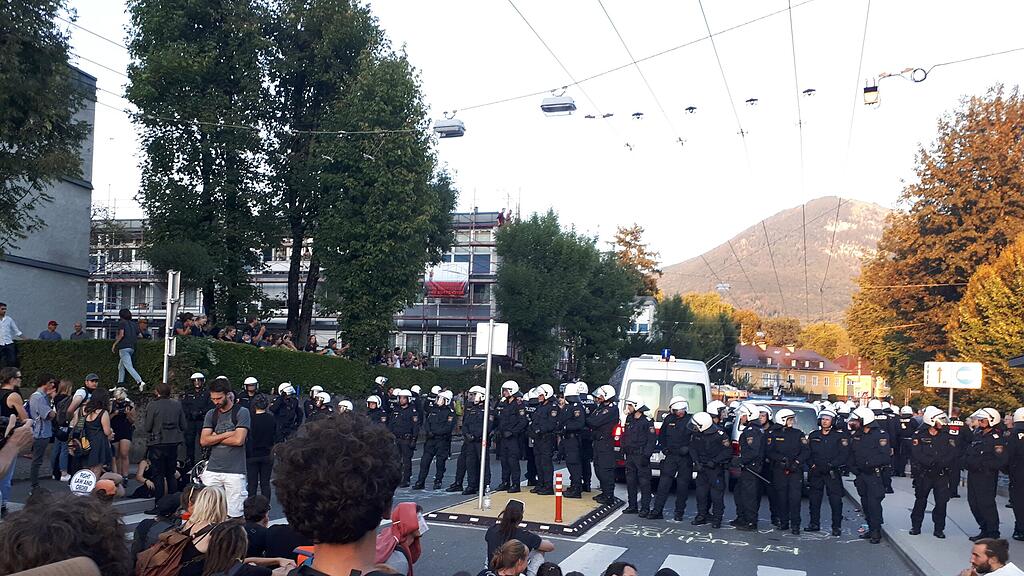 Die Demonstranten blockierten die Straße.