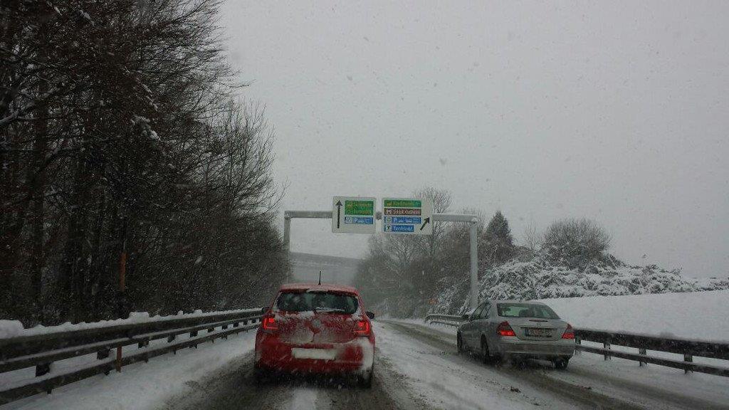Schnee sorgt für Unfälle und Verkehrschaos: Unfall in Klessheim