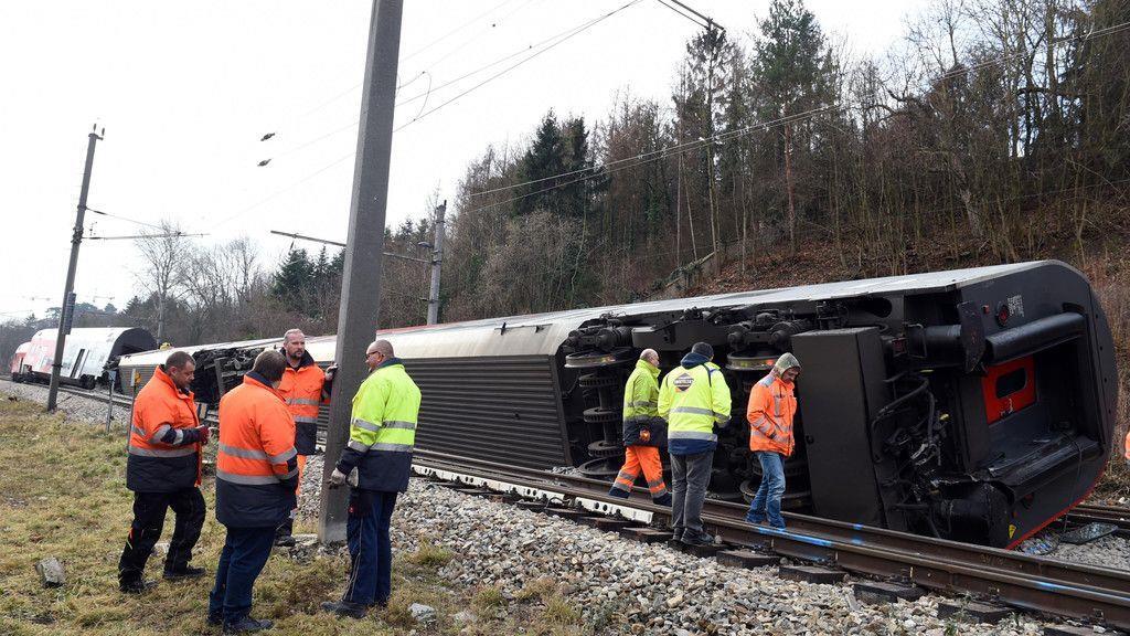 Aufräumarbeiten nach Zugunfall bei Klosterneuburg