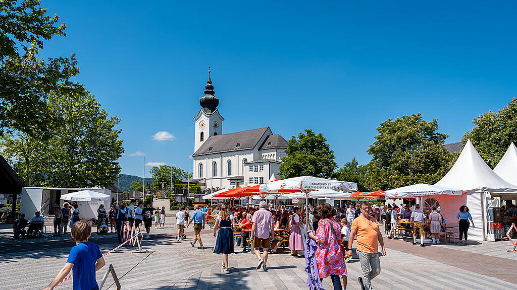 Maibaumaufstellen in Wals (am Kirchenplatz)