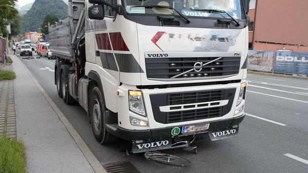 Radfahrerin von Lkw erfasst