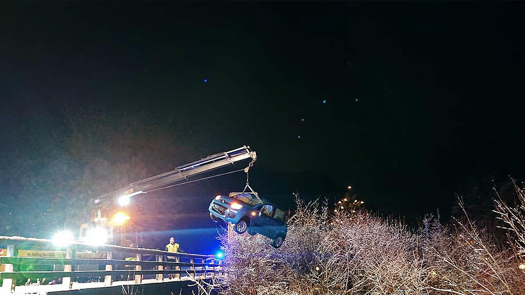 Bayern: Auto überschlägt sich und landet im Bachbett