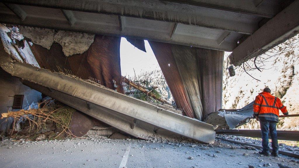Massiver Felssturz auf Felbertauernstraße vor Matrei in Osttirol
