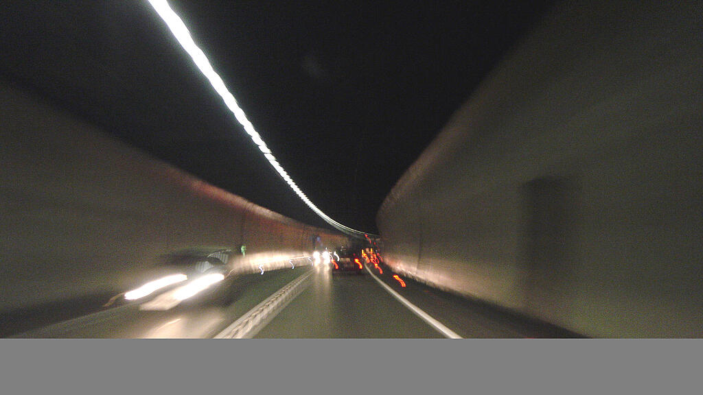 Beide Pkw prallten in die Tunnelwand. (Symbolbild)