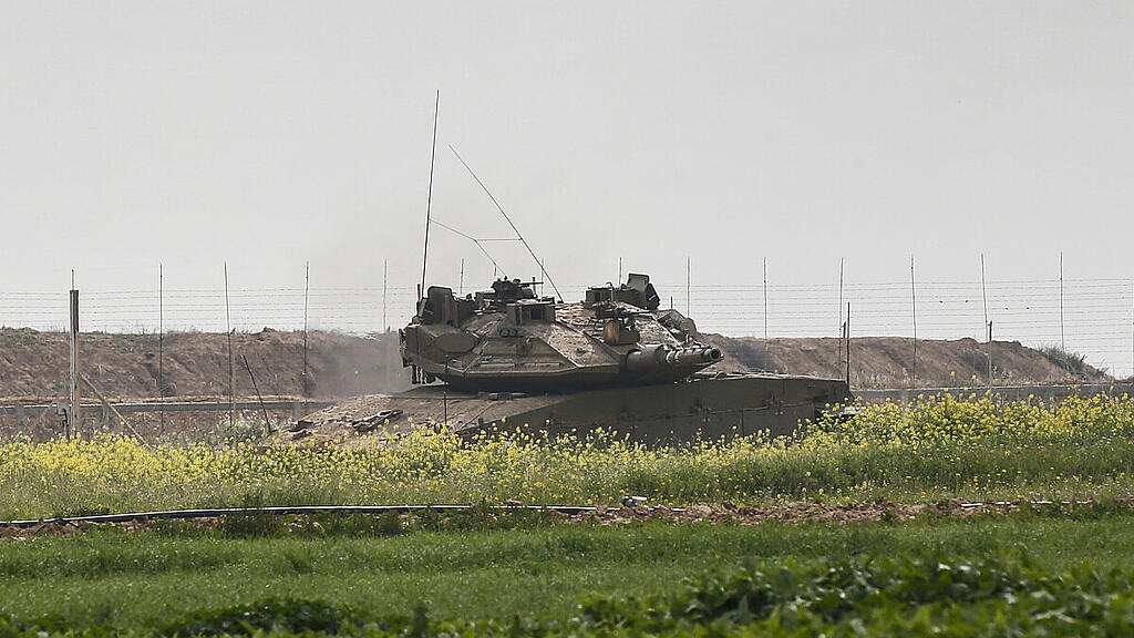 Israelischer Panzer in der Nähe der Gaza-Grenze