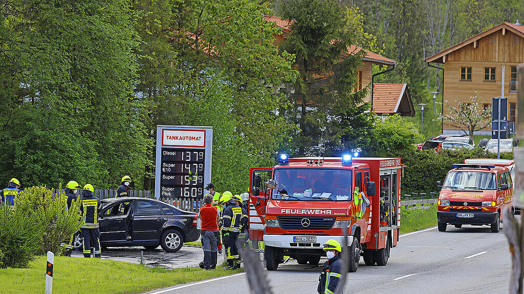 Schneizlreuth: Brennendes Auto auf Tankstelle