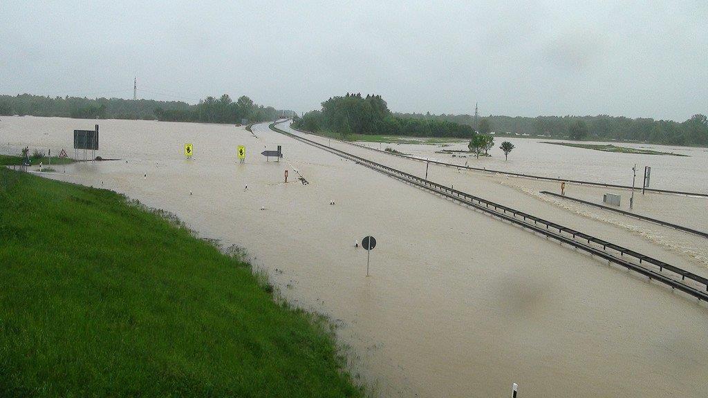 Grabenstätt: A8 überflutet