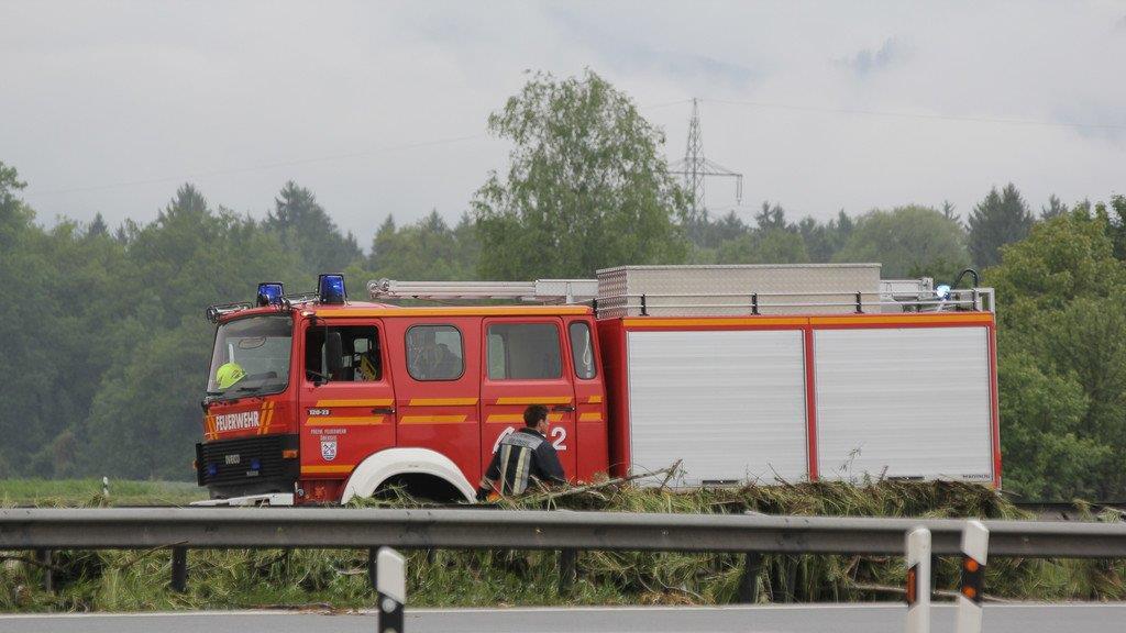 Aufräumarbeiten an der A8