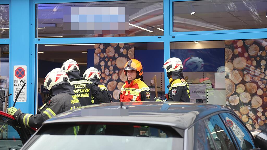 Auto gegen Auslagenscheibe