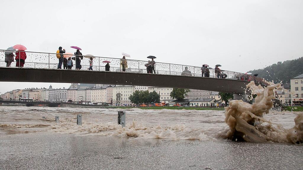 Starke Regenfälle führten zu hohen Pegelständen und Überflutungen.