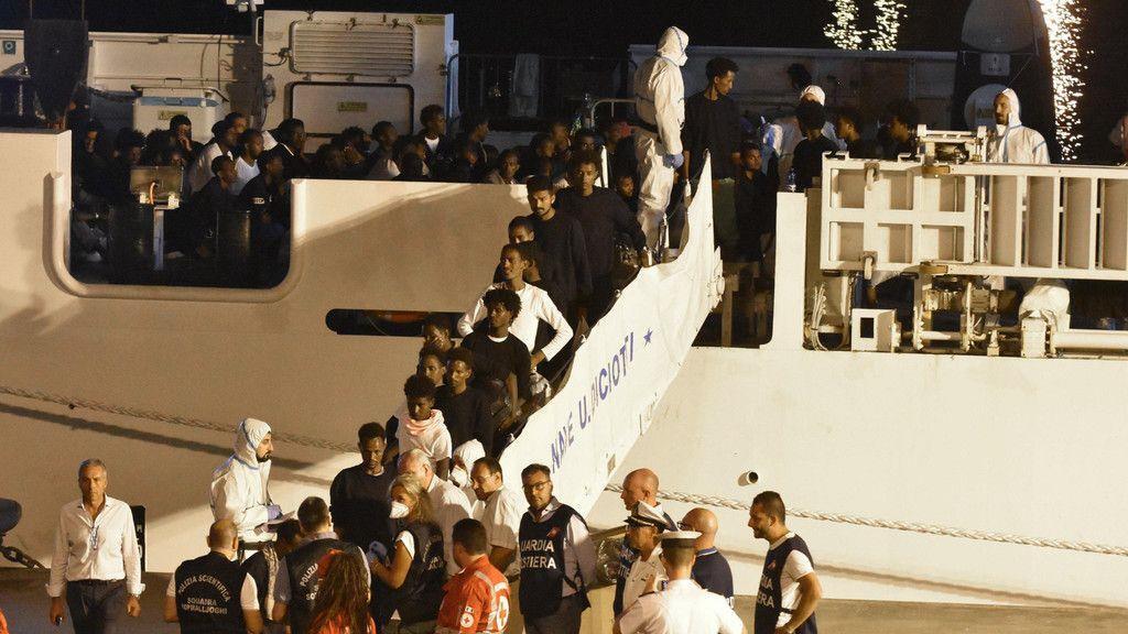 Migranten verlassen "Diciotti"