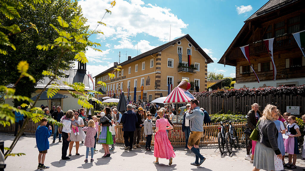 Maibaumaufstellen beim Gasthof Maria Plain