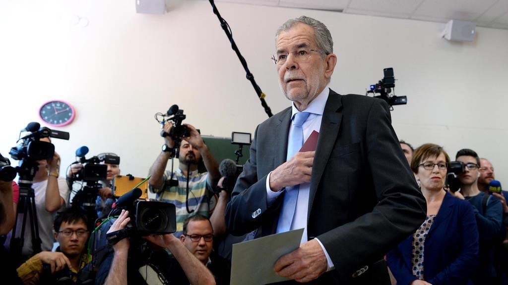 BP-Wahl: Stimmabgabe Alexander Van der Bellen