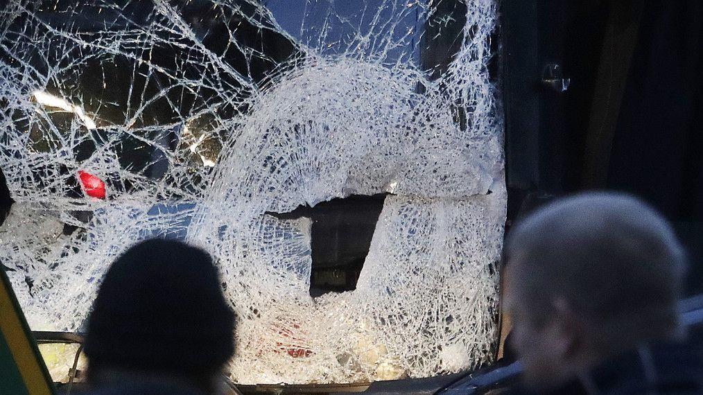 Lkw rast in Weihnachtsmarkt: Spurensicherung