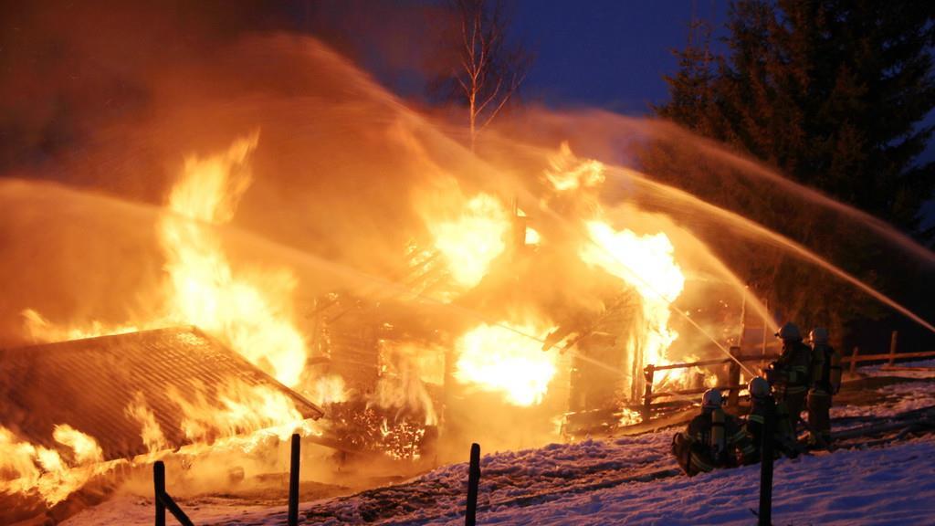 Ederalm in Saalbach-Hinterglemm in Vollbrand, III