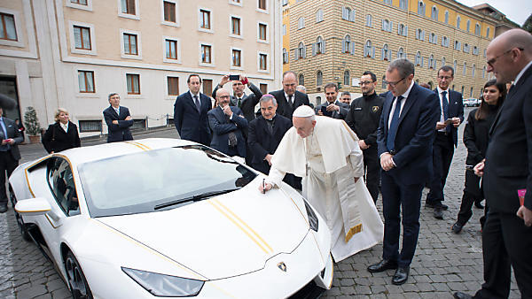 Papst Franziskus signierte den Lamborghini mit einem Lackstift