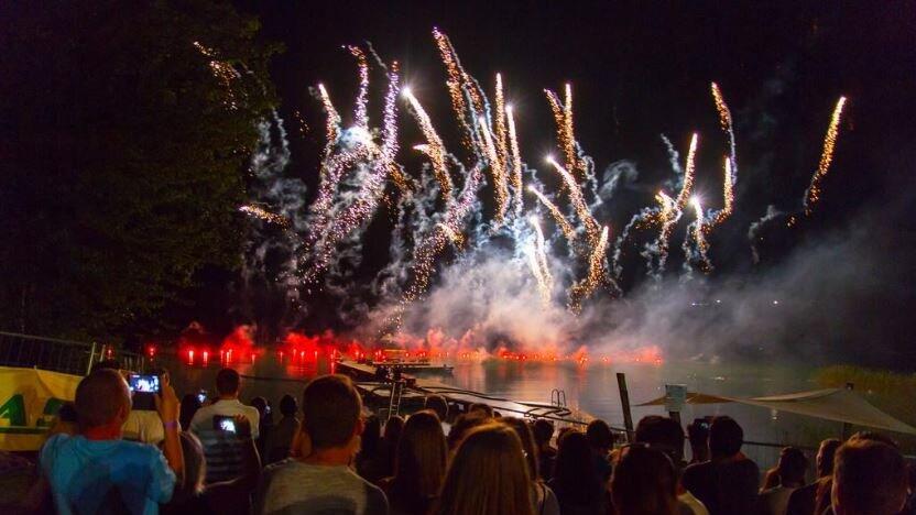 Beste Musik, Feierlaune und Feuerwerk beim Strandfest in Lochen.