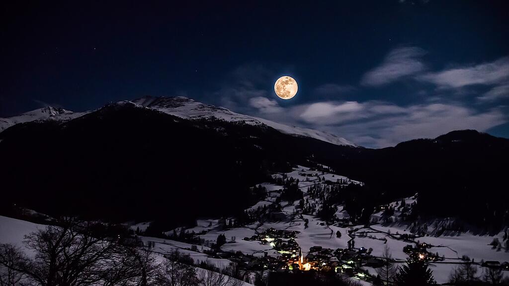 Der Supermond über dem Preber im Lungau.
