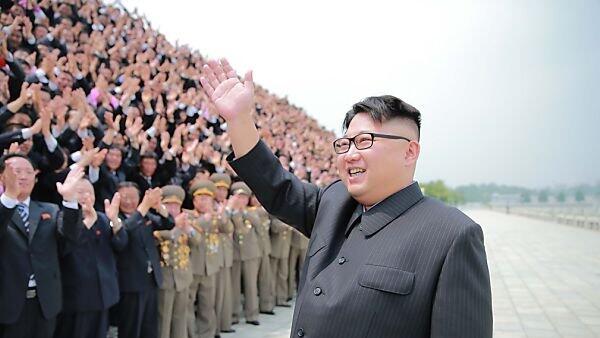 Kim Jong-un winkt und alle klatschen brav