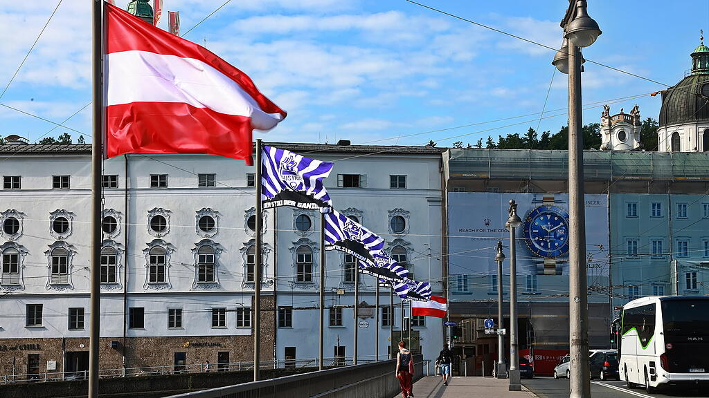 Austria-Salzburg-Fahnen auf der Staatsbrücke