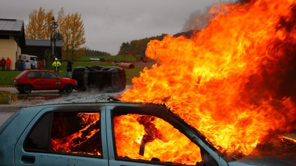 Ein brennendes Auto musste von den Feuerwehrleuten gelöscht werden.