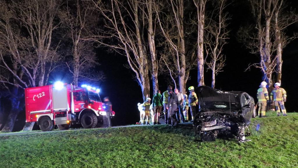 Auto knallt in Bramberg gegen Baum