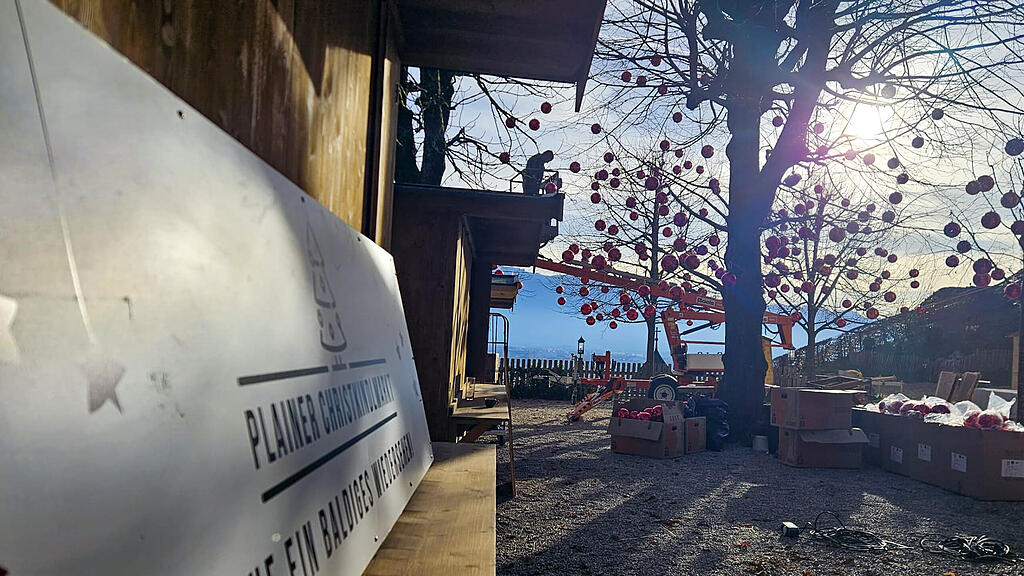 Aufbau des Plainer Christkindlmarkts in Bergheim